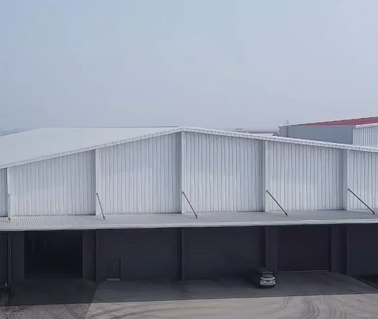 O edifício da fábrica boutique como um salão de exposições é construído pelo engenheiro mágico