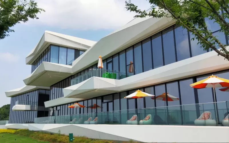 Na cidade da primavera, as flores abundam em todos os cantos; Em Hujiang, a arquitetura floresce como uma flor vibrante.